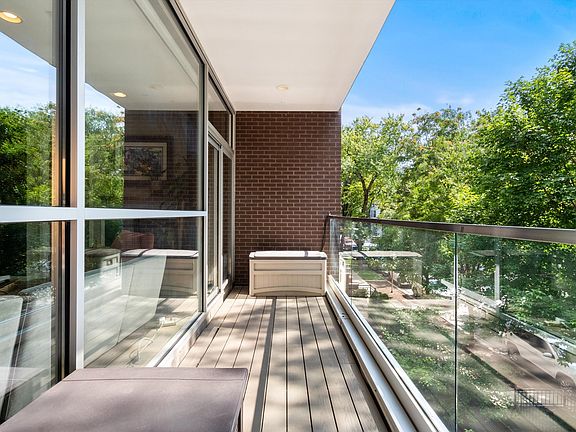 5th image of 2323 N Leavitt St #201