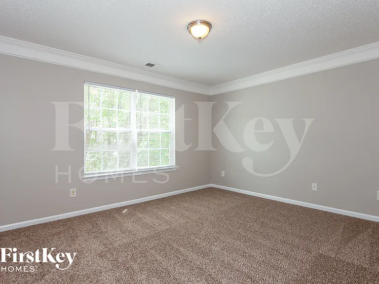 2422 Fairstone Ave — Photo 6