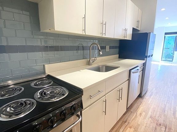 2nd image of 207 E 37th St #5DA