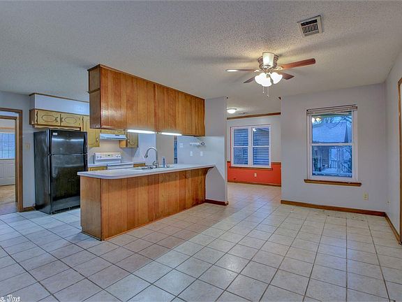 5th image of 3304 Mary St