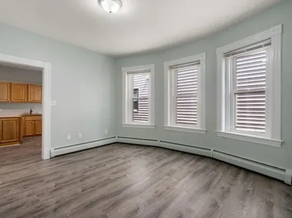 100 4th Ave APT 2, Lowell, MA 01854