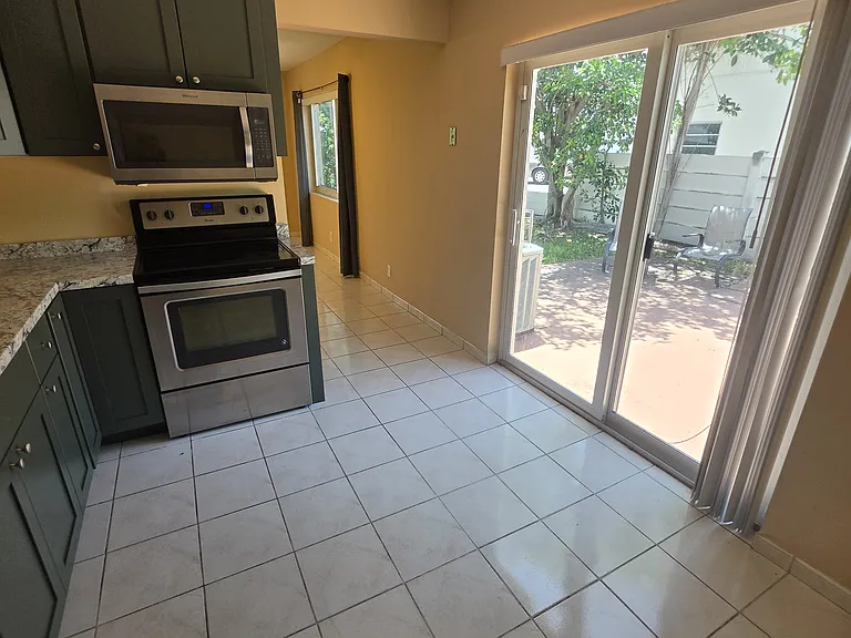 812 NE 2nd St #2 — Photo 11