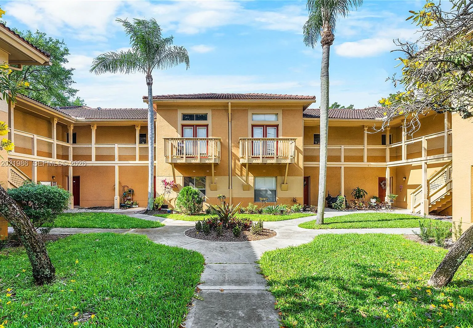 Palm Lake Condo — Photo 1