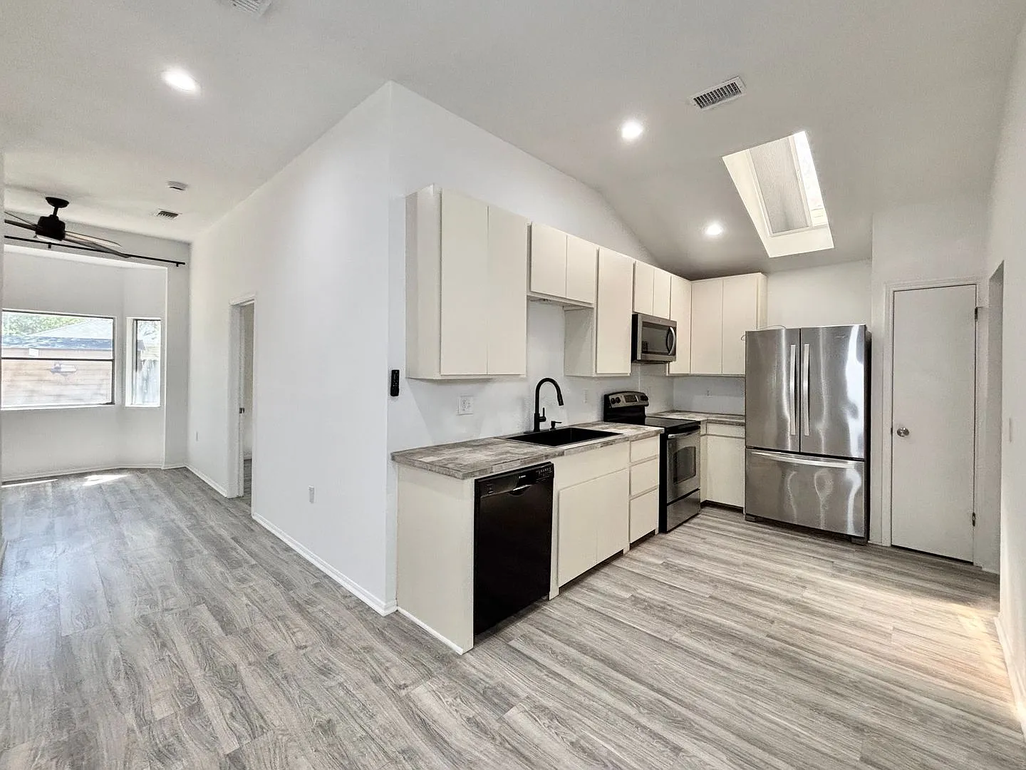Gorgeous one-story home! — Photo 4