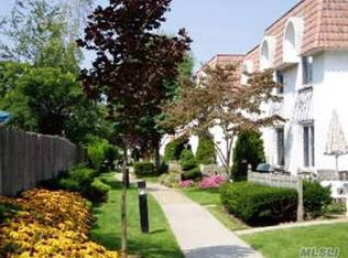 1 Alhambra Dr, Oceanside, NY 11572