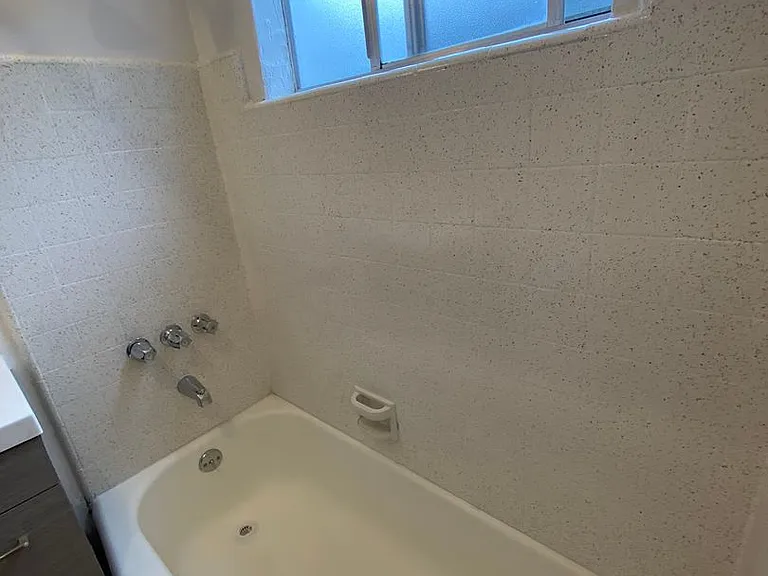 Cozy 2-Bedroom Apartment Just Steps from the Ocean Bluffs! — Photo 17