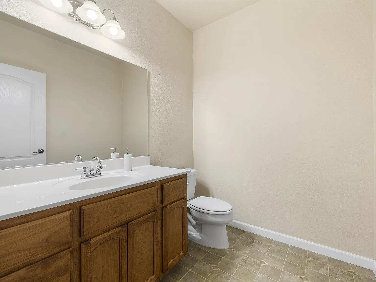364, ID # 3034 Colonial Avenue - 1 — Photo 4