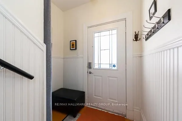 473 Clarence St E — Photo 2