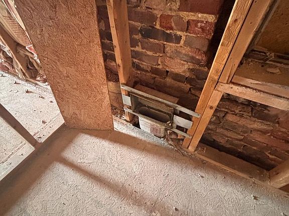 5th image of 165 N Curley St
