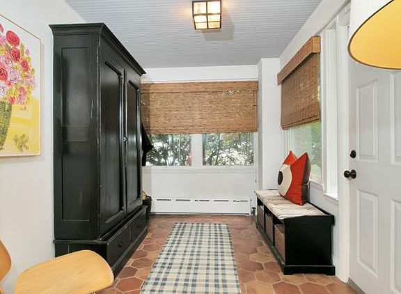 3rd image of 925 King St