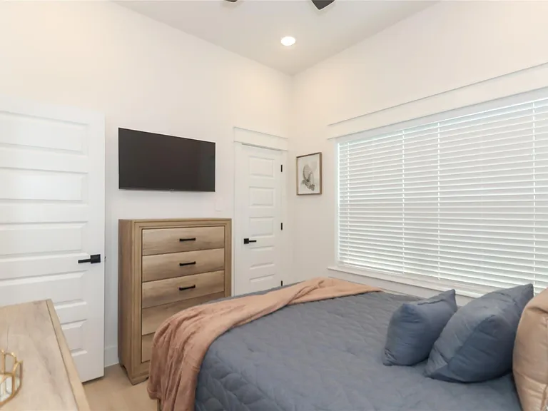 4902 Higgins St #B — Photo 28