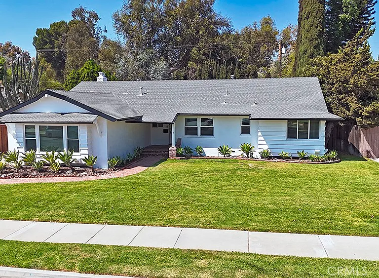2149 Victoria Dr — Photo 3