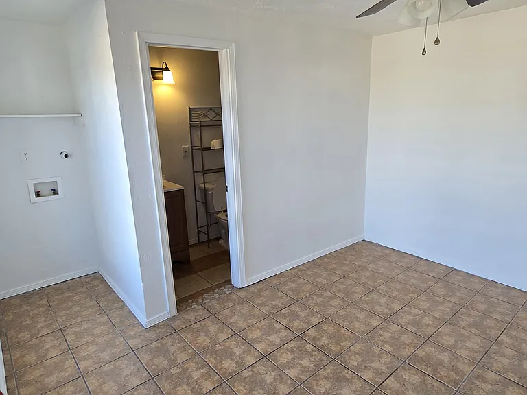 1805 N Valley Dr — Photo 1