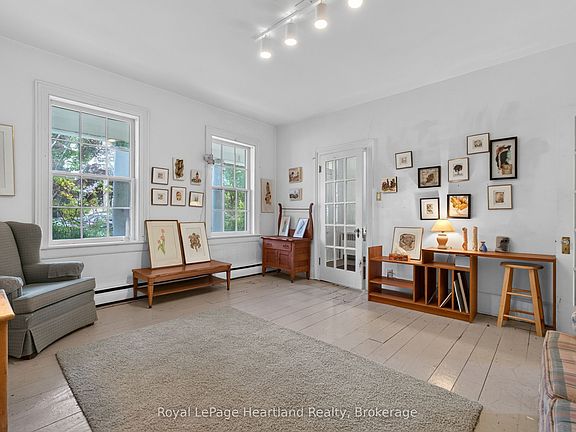 3rd image of 18 Nelson St E