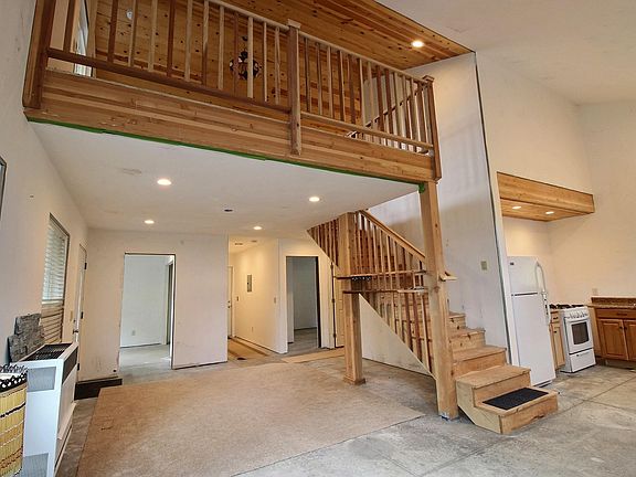 5th image of 2046 Lakeview Ln