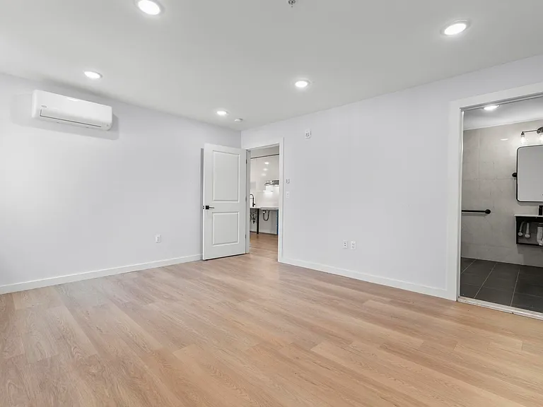 Alexandria Manor Apartments — Photo 30