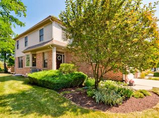 720 Kingsbrook Gln, Glen Ellyn, IL 60137
