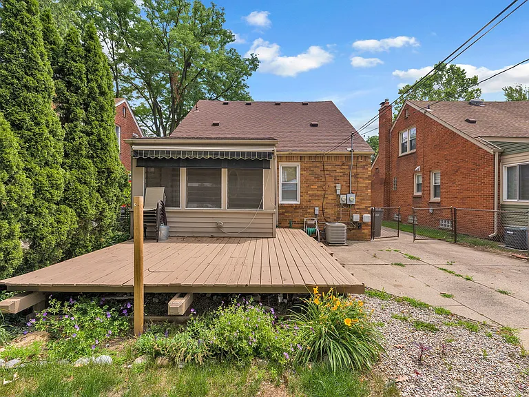 3020 Syracuse St — Photo 32