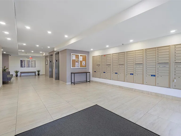 105 Lake Emerald Dr #406 — Photo 2