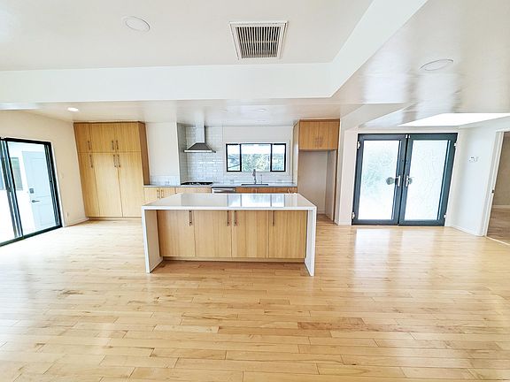 4th image of 17015 Strawberry Dr