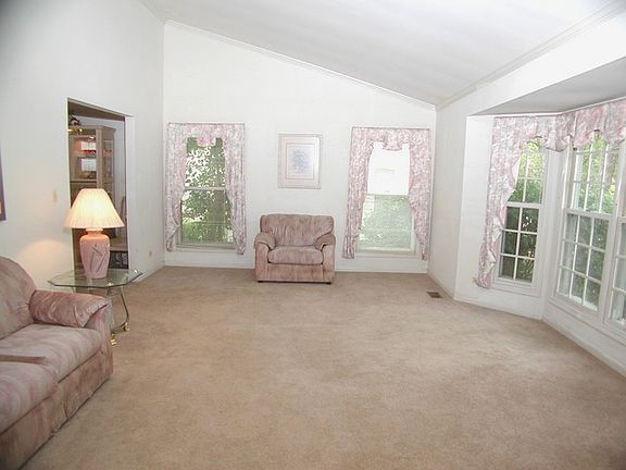 3rd image of 1521 Crowfoot Cir N
