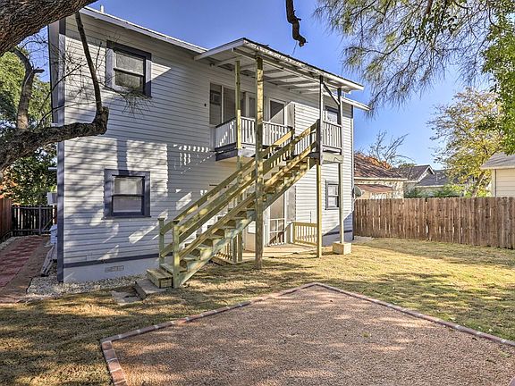4th image of 1805 N Flores St Unit 1-3