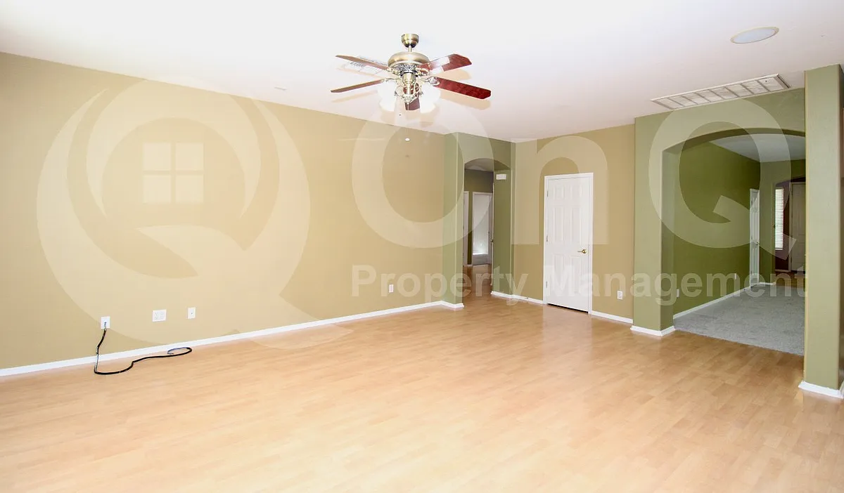 5 bed, 2.5 bath, 2625 sqft, $2,999 — Photo 4