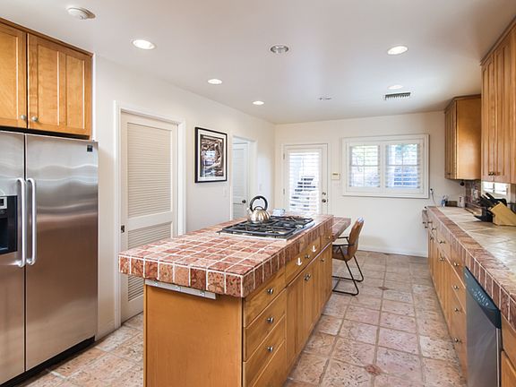 5th image of 926 N La Jolla Ave