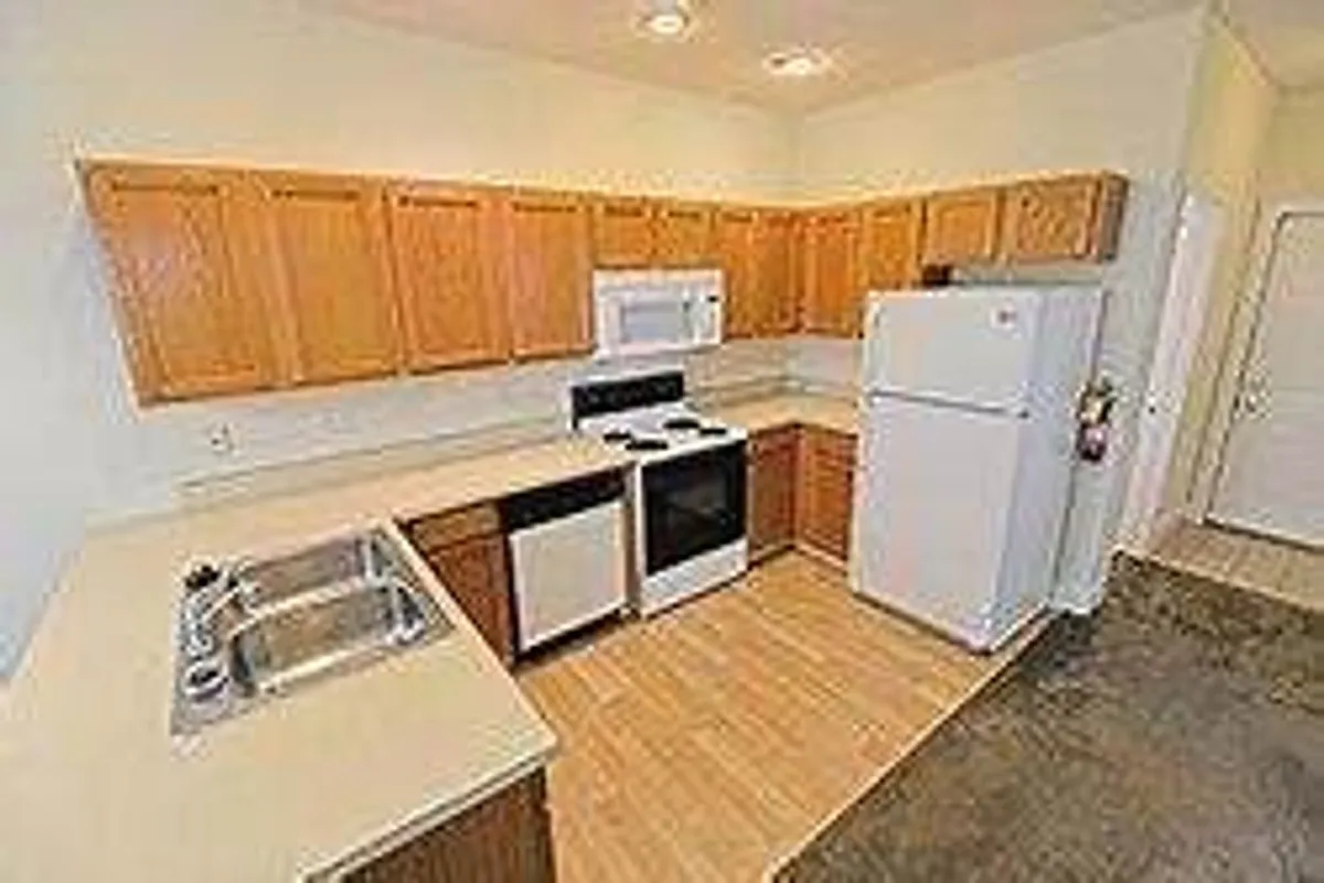 Building Photo - 421 W 6th St #D
