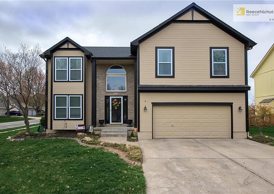 1st image of 132 NE Gaslight Ln