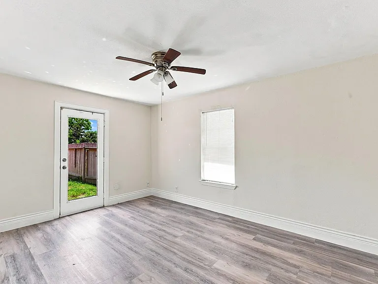 1012 W Hart Ave — Photo 14