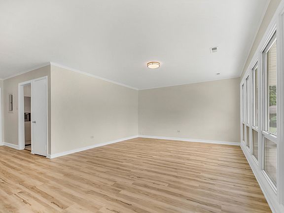 4th image of 102 Nashua St