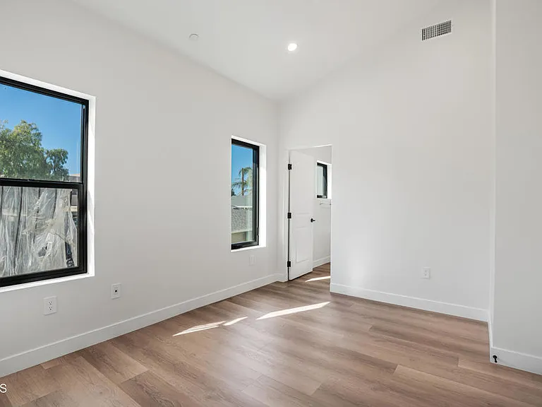 136 N Oakview Dr #103 — Photo 26