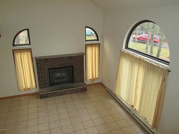 4th image of 141 Clover Ln