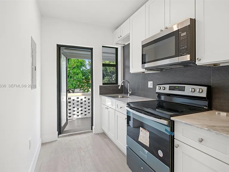 1721 SW 13th St #4 — Photo 4