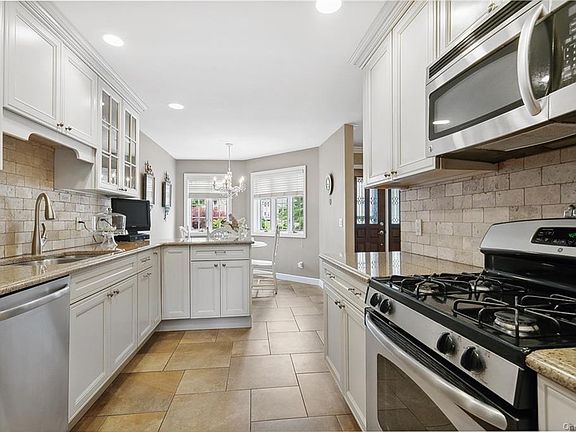 5th image of 20 Coventry Cir