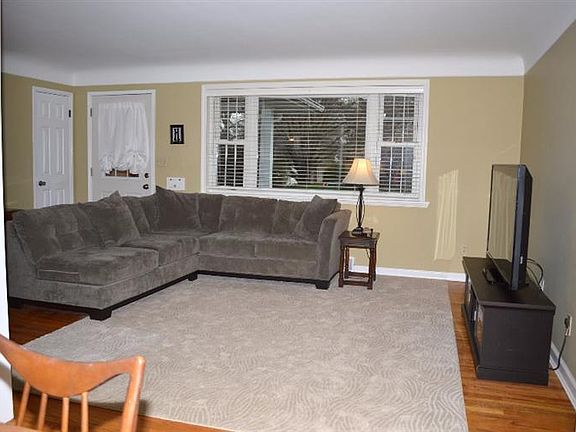 3rd image of 8492 Deerway Dr
