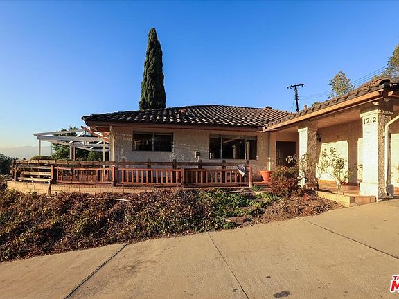 2nd image of 1212 S Shasta St