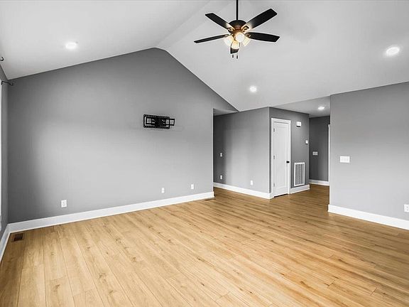 4th image of 460 Lansing Ln