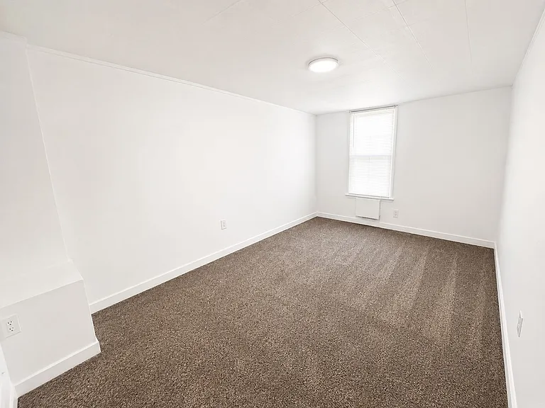 216 W Allen St — Photo 11