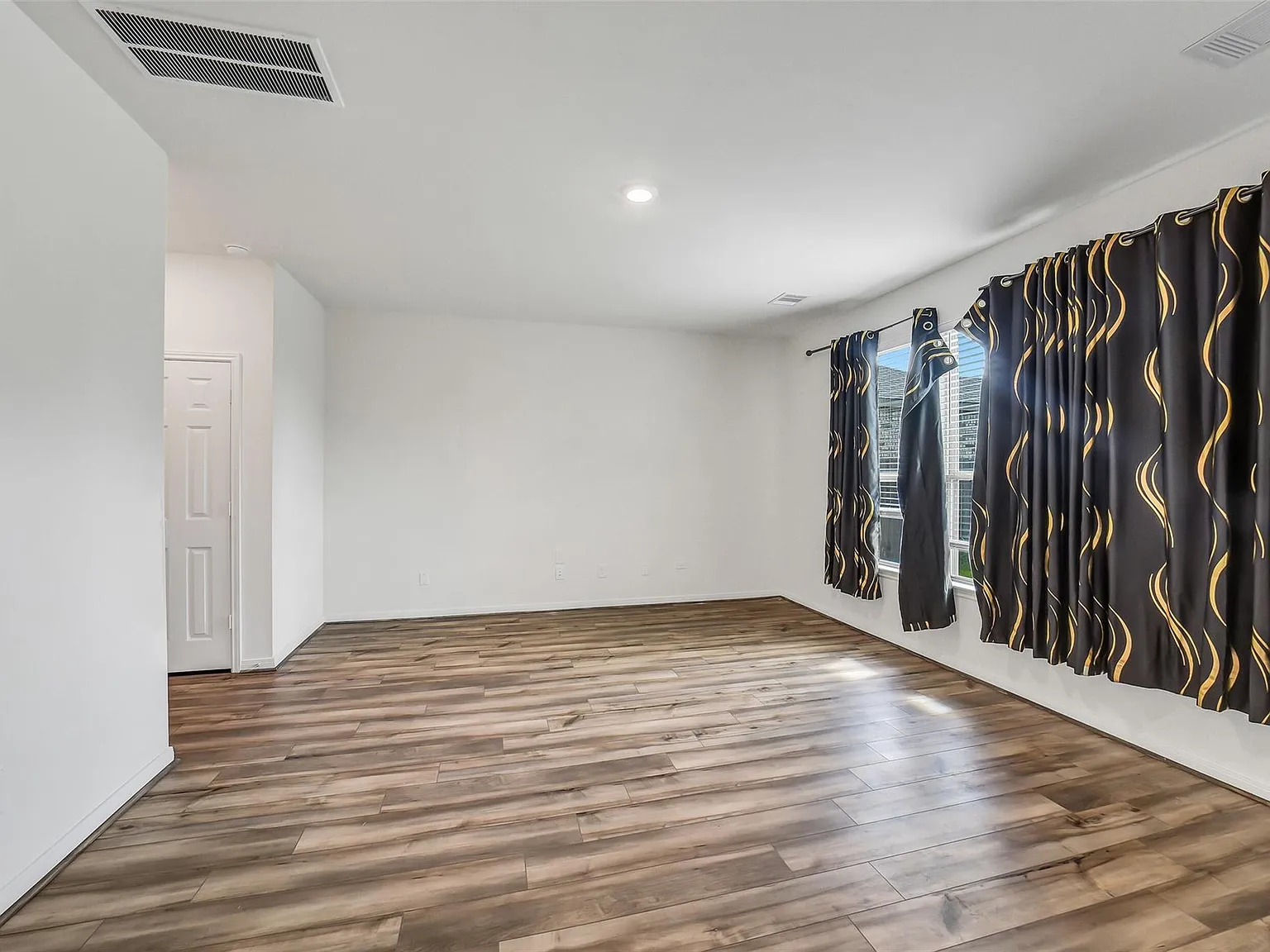 3 bed, 2.5 bath, 1904 sqft, $2,400 — Photo 4