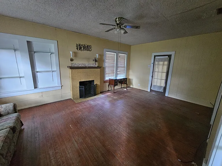 1505 Quevado St — Photo 2