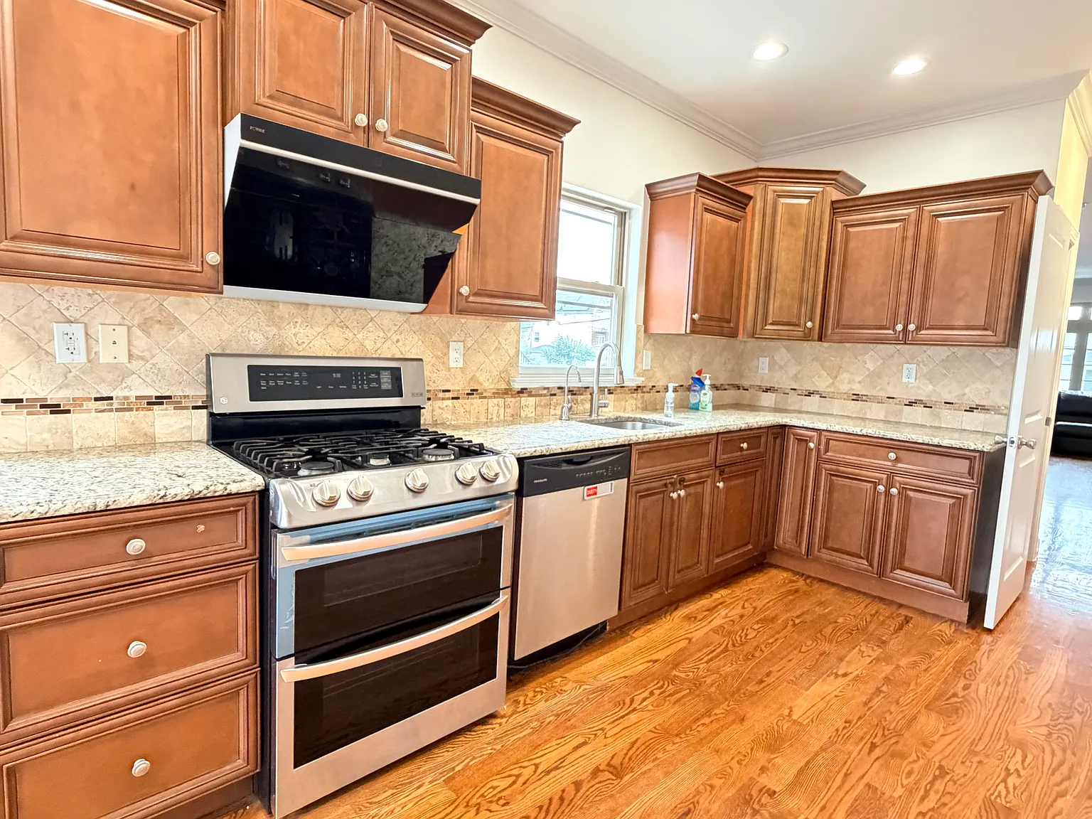 4 bed, 1.5 bath, 1800 sqft, $4,000 — Photo 4