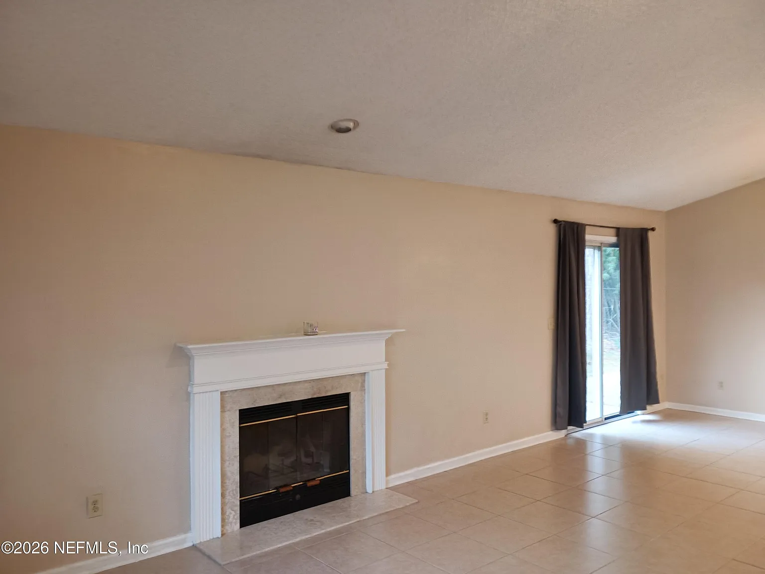 3 bed, 2.0 bath, 1296 sqft, $1,750 — Photo 3