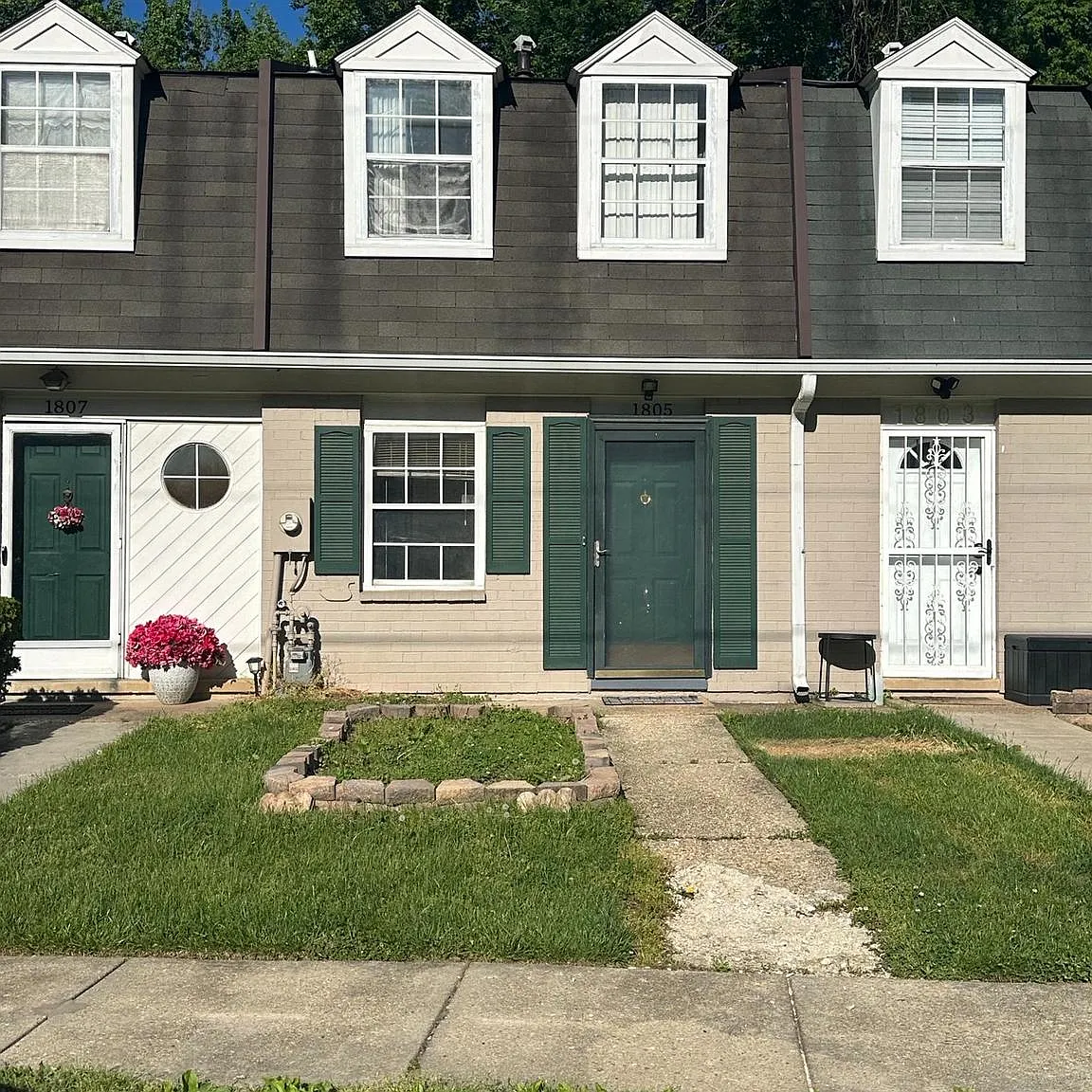 2 bed, 818 sqft, $1,575 — Photo 1