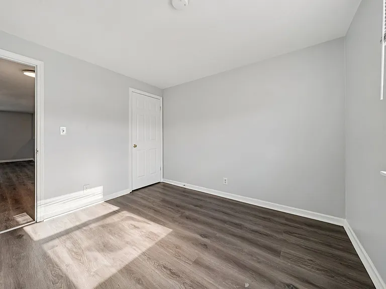 Manhattan Square Apartments — Photo 15