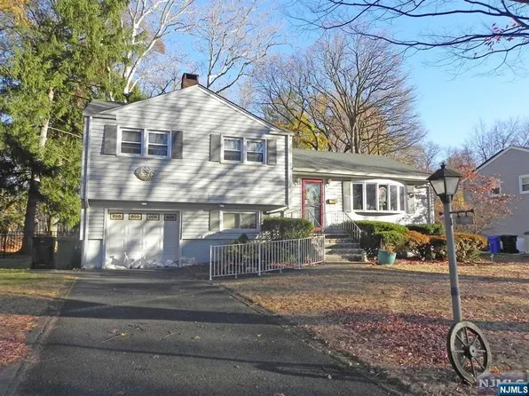 778 Wynetta Pl, Paramus, NJ 07652