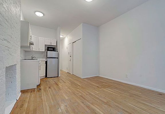 3rd image of 350 W 47th St APT 2C