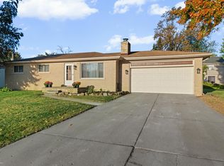 38301 Cherry Ln, Harrison Township, MI