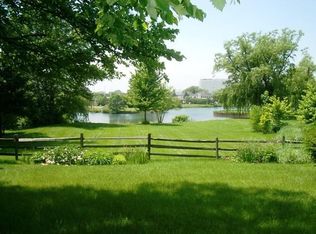 3479 Whirlaway Dr, Northbrook, IL